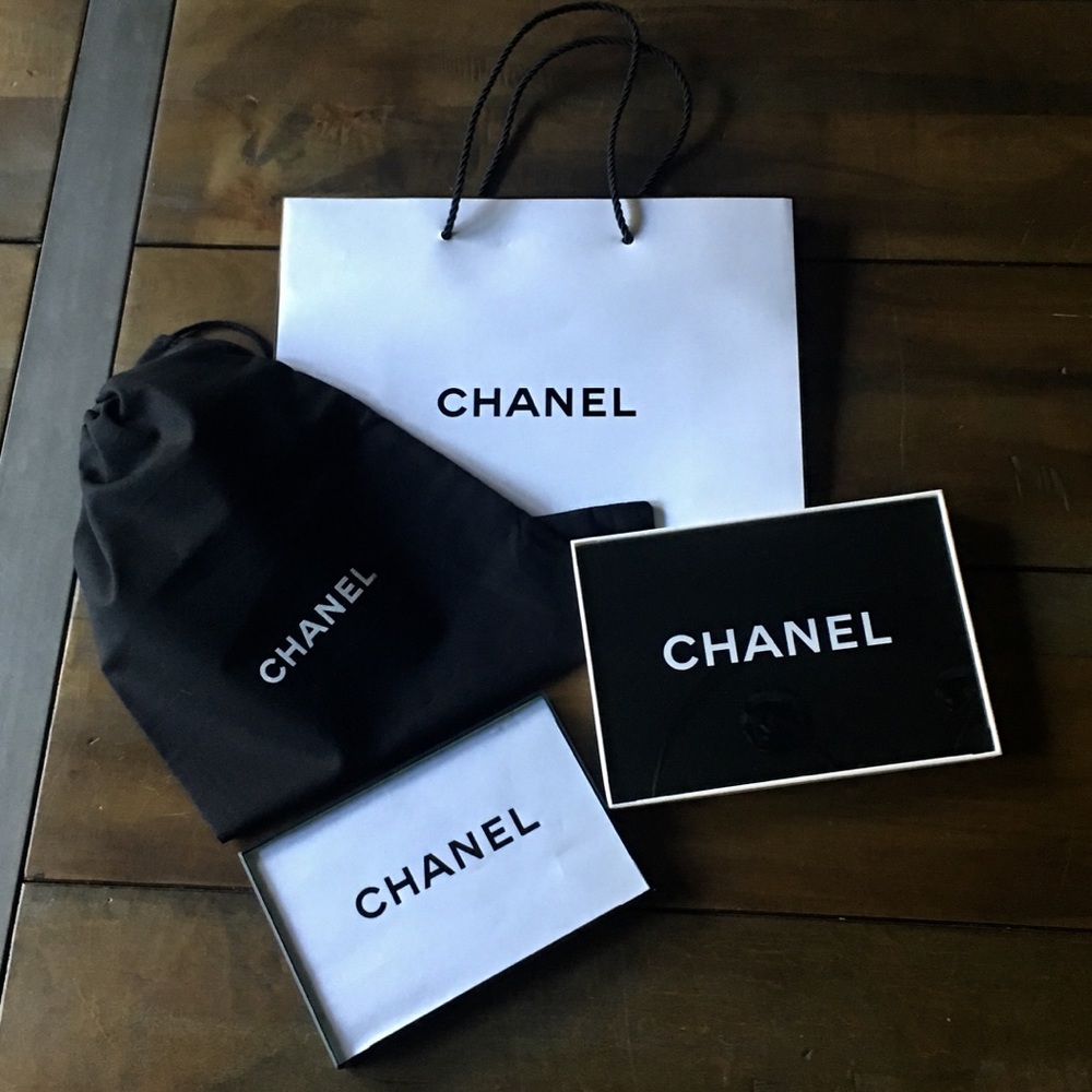 Chanel logo bag with free mat and frame